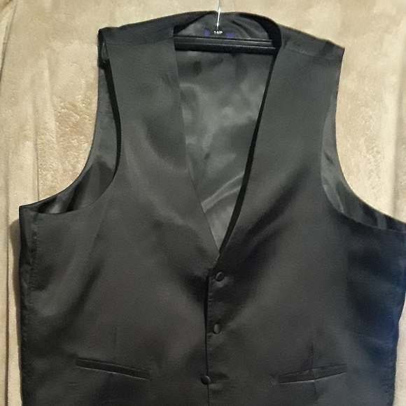 Fashionable black vest - Picture 1 of 2